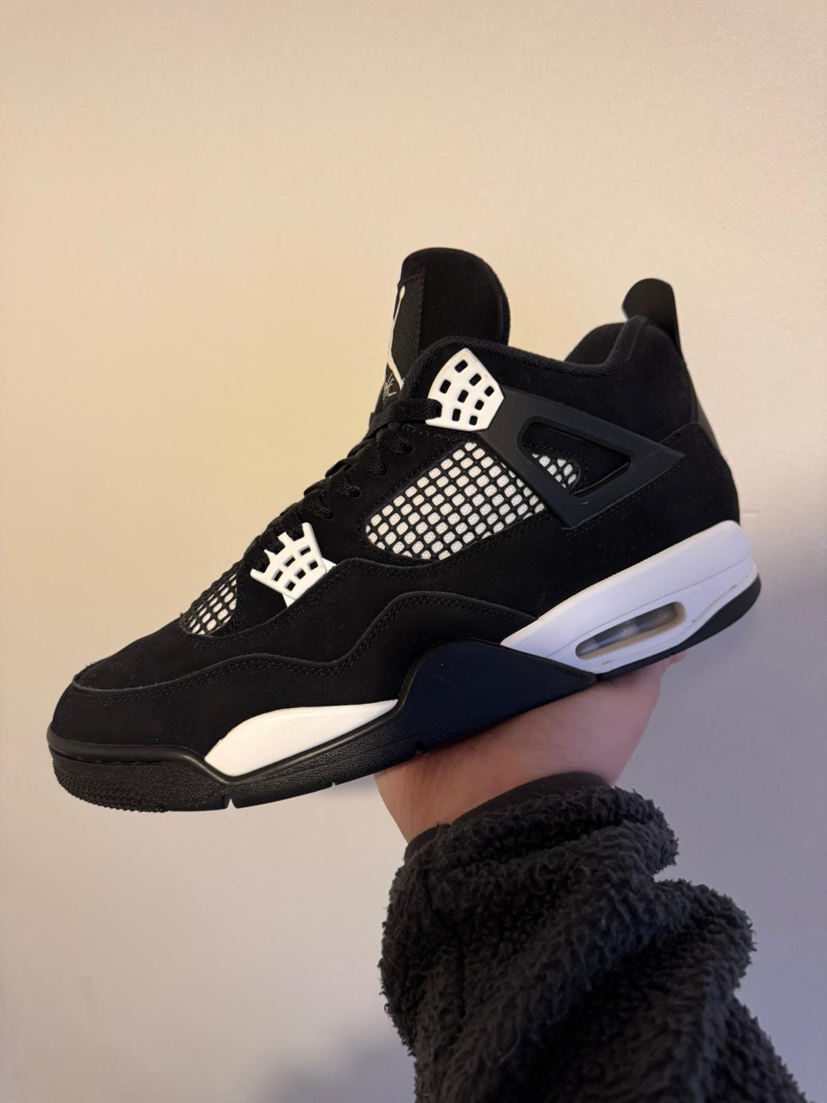 Air Jordan 4 Retro 'White Thunder' (USED 8.5/10 condition)